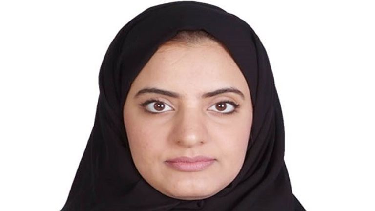 مروة العقروبي رئيس مجلس إدارة المجلس الإماراتي لكتب اليافعين شعار جائزة اتصالات لكتاب الطفل