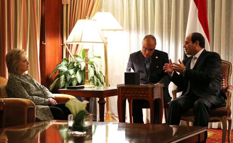 السيسي خلال لقائه مع كلينتون الرئيس المصري عبد الفتاح السيسي