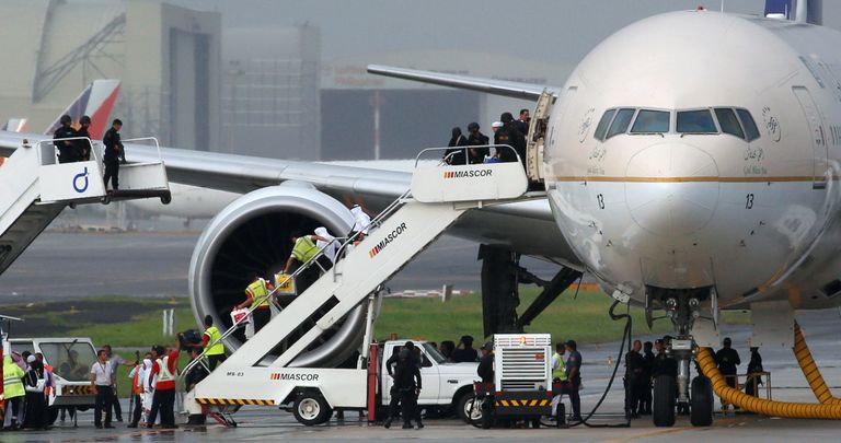 الركاب يغادرون الطائرة السعودية في مطار مانيلا الطائرة السعودية في مطار مانيلا