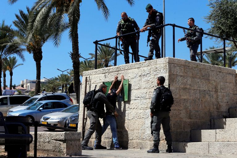جنود إسرائيليون يفتشون شابا فلسطينيا عند باب العمود بالقدس جنود إسرائيليون يفتشون شابا فلسطينيا عند باب العمود بالقدس
