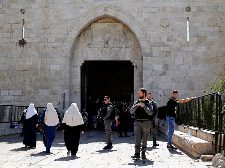 جنود إسرائيليون عند باب العمود بالقدس جنود إسرائيليون يفتشون شابا فلسطينيا عند باب العمود بالقدس
