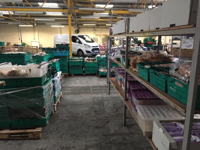 سيدة تتسوق في المتجر