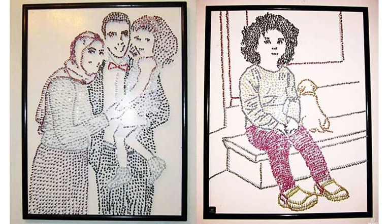 أمل وهي تدق المسامير على اللوحة