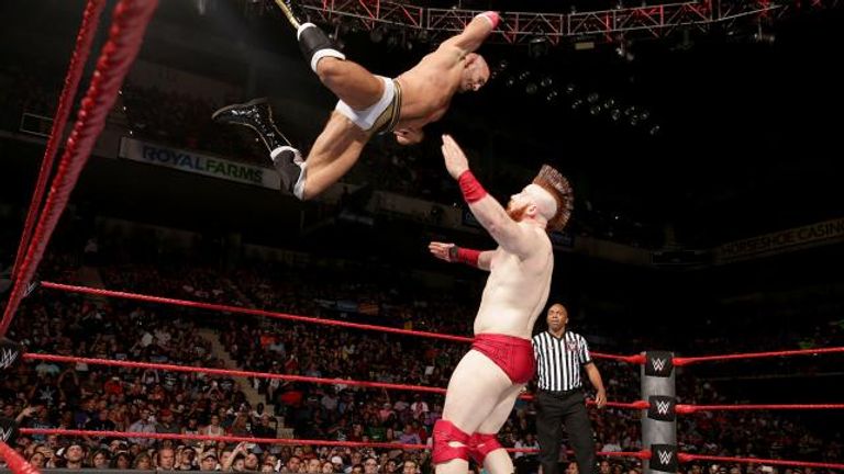 سيزارو بعد الفوز بين الجمهور