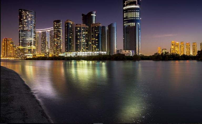 أبوظبي من الأعلى للمصو برنو سادزيك