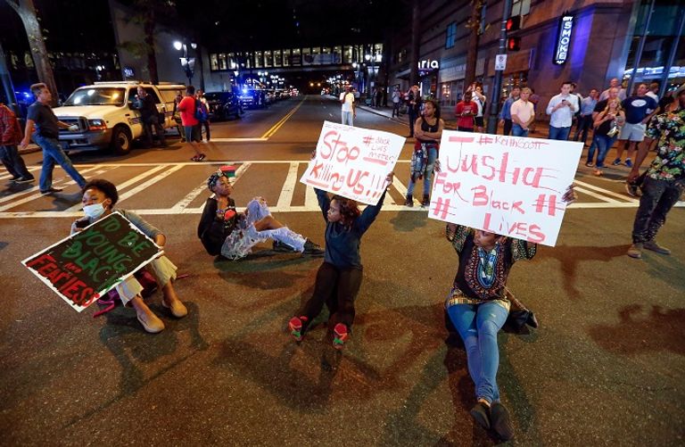 الشرطة الأمريكية تفرق المحتجين السود