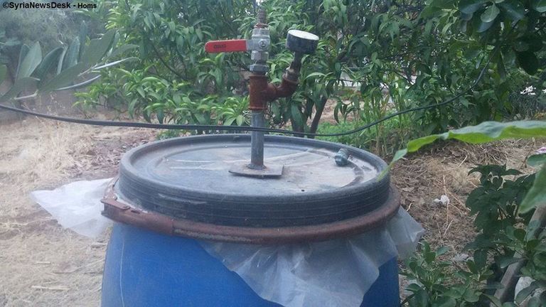 مخزن الغاز البراميل المتحركة حلت أزمة السوريين مع انعدام الخدمات