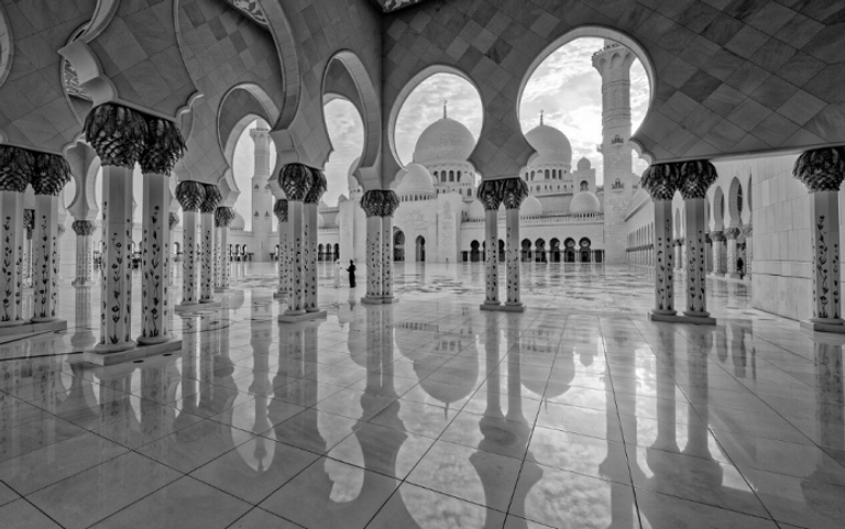 أبوظبي من الأعلى للمصو برنو سادزيك