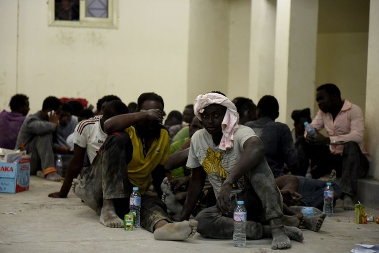 أسر المفقودين على شاطئ البحر في انتظار أخبار أبنائهم