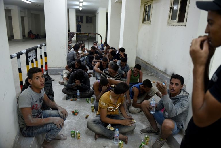 أسر المفقودين على شاطئ البحر في انتظار أخبار أبنائهم