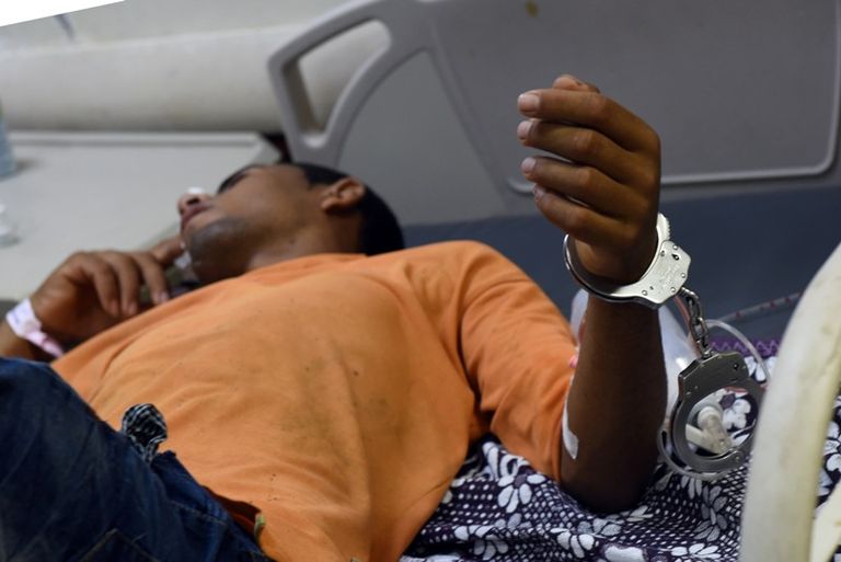 أسر المفقودين على شاطئ البحر في انتظار أخبار أبنائهم