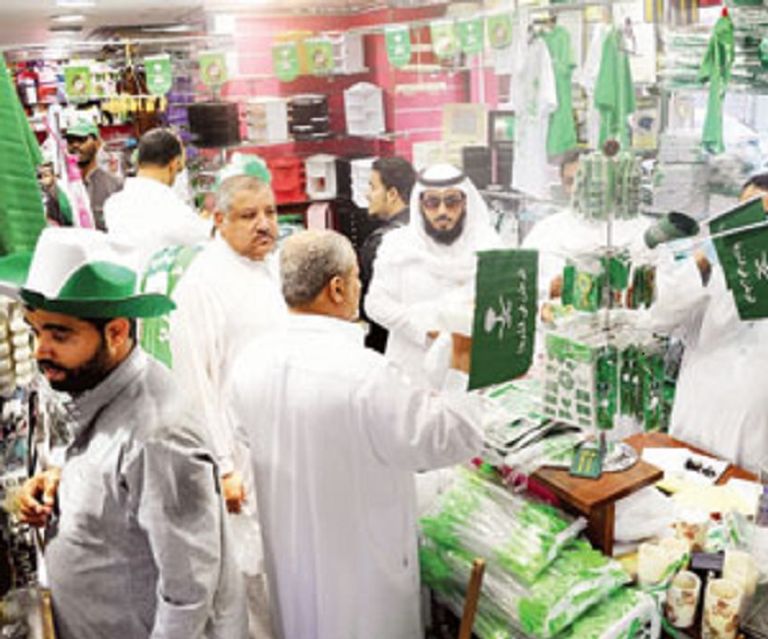 طفل بمكتبة الملك عبد العزيز يشارك برسوماته في الاحتفال باليوم الوطني