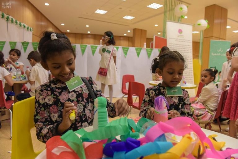 طفل بمكتبة الملك عبد العزيز يشارك برسوماته في الاحتفال باليوم الوطني