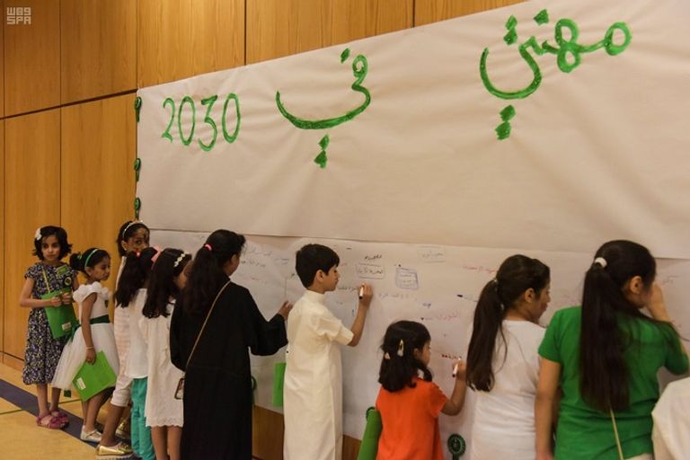 طفل بمكتبة الملك عبد العزيز يشارك برسوماته في الاحتفال باليوم الوطني