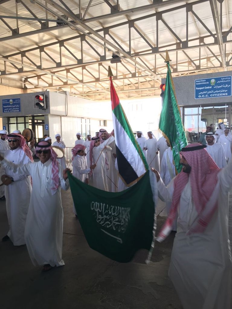 العلمان السعودي والإماراتي جنباً إلى جنب في احتفالات الإمارات باليوم الوطني للسعودية