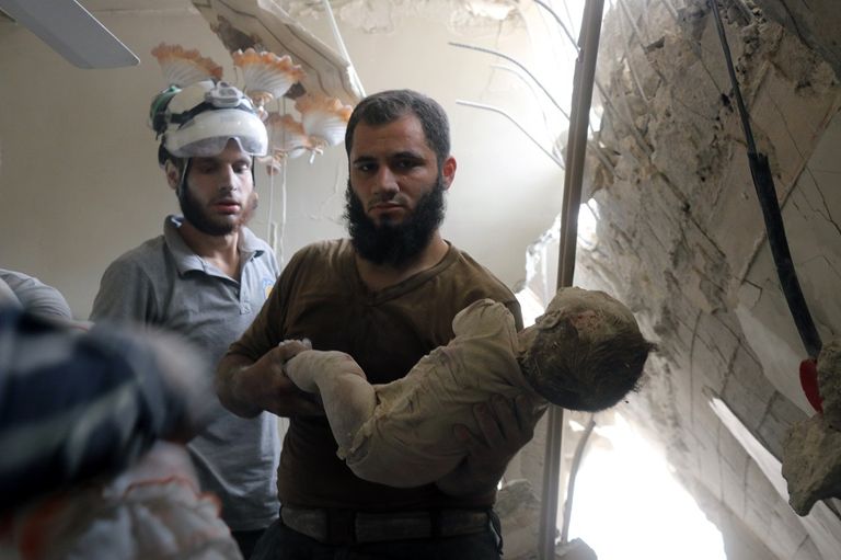 انتشال أطفال حلب من تحت الأنقاض