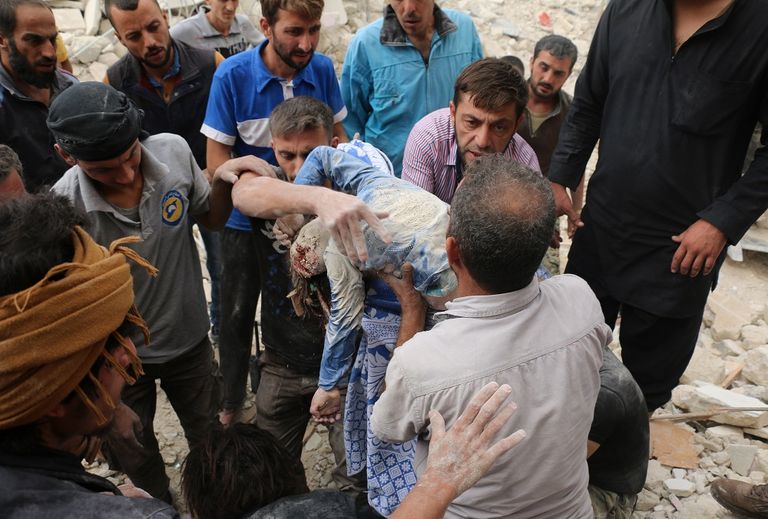 انتشال أطفال حلب من تحت الأنقاض