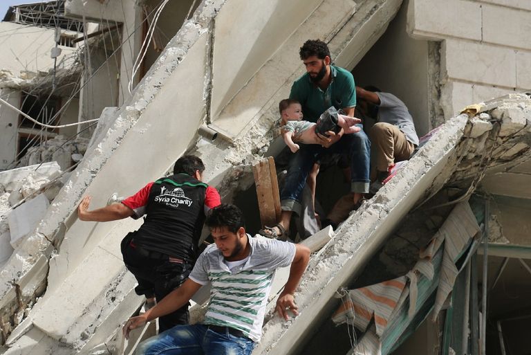 انتشال أطفال حلب من تحت الأنقاض