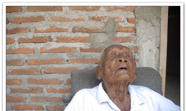 Человек проживший больше всех. Эдди Чеккарелли долгожитель. Самый старый человек в мире Мбах. Сапарман Содимеджо долгожитель.