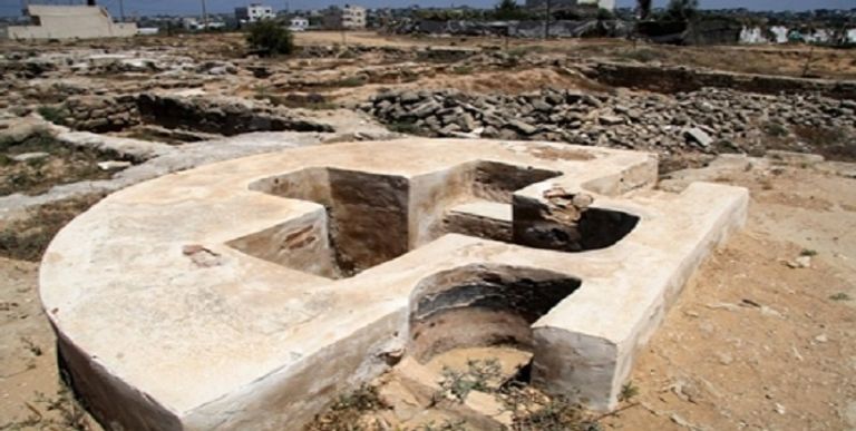 تشير التنقيبات الأثرية إلى أن الدير يحتوي على (180) غرفة معمارية