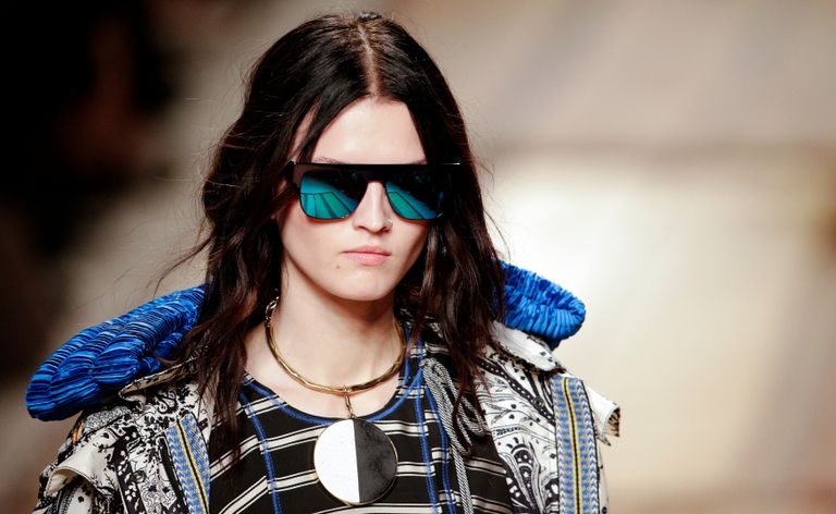 إحدى النظارات المعروضة في عرض أزياء ميلانو