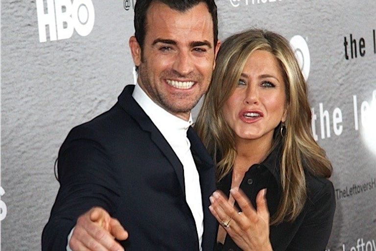 جاستن ثيروكس وجينيفر أنيستون أنجيلينا جولي وبراد بيت