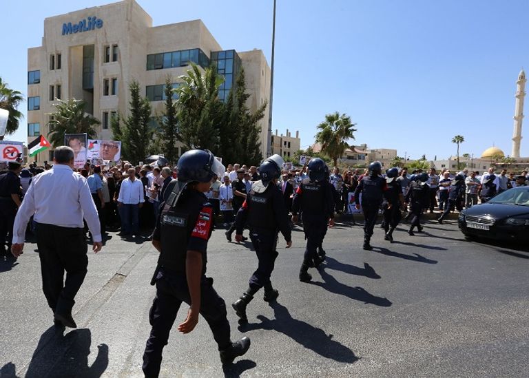 الأمن الأردني يحيط الوقفة أمام مجلس الوزراء المحتجون طالبوا باستقالة حكومة الدكتور هاني الملقي