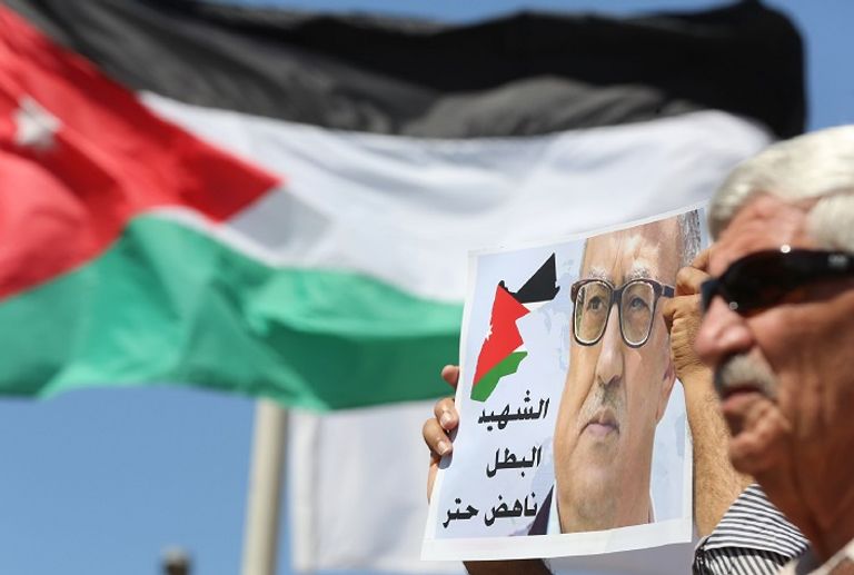 المتظاهرون حملوا لافتات كتب عليها الشهيد البطل ناهض حتر المحتجون طالبوا باستقالة حكومة الدكتور هاني الملقي