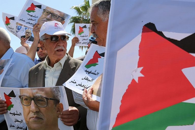 المتظاهرون طالبوا بأن تكون الدولة علمانية المحتجون طالبوا باستقالة حكومة الدكتور هاني الملقي