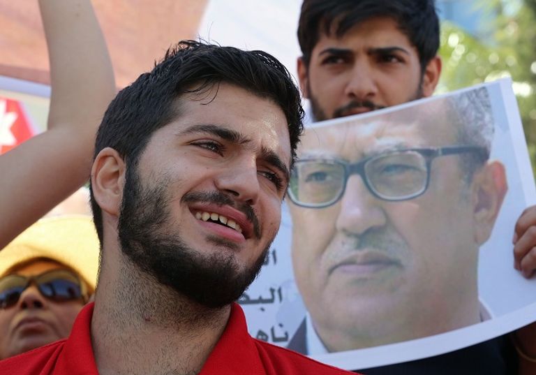 المظاهرة نظمها ذوو الكاتب الراحل المحتجون طالبوا باستقالة حكومة الدكتور هاني الملقي