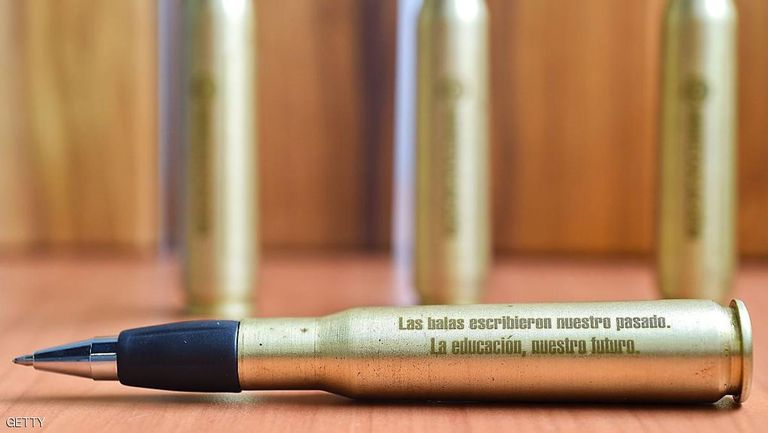 الرئيس الكولومبي وزعيم حركة فارك بعد توقيع السلام