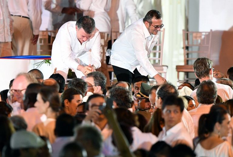 الرئيس الكولومبي وزعيم حركة فارك بعد توقيع السلام