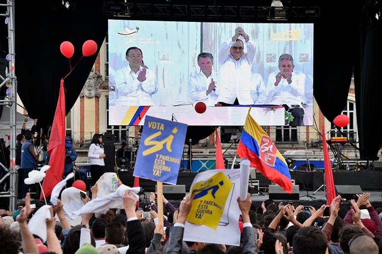 الرئيس الكولومبي وزعيم حركة فارك بعد توقيع السلام