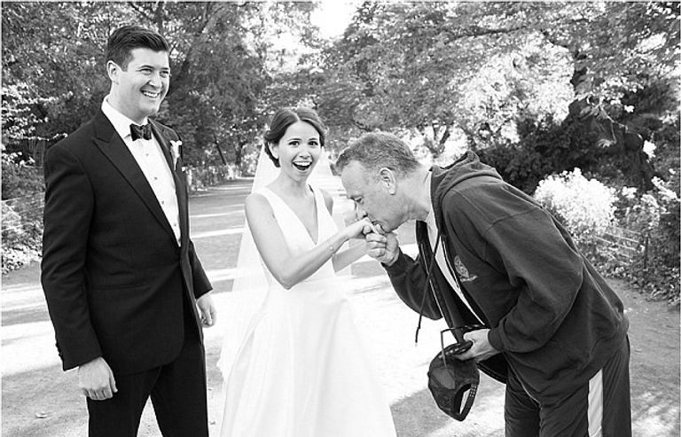 توم هانكس والعروسان