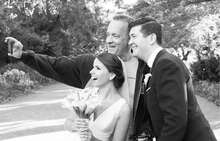 توم هانكس والعروسان