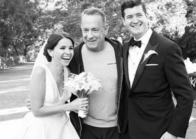 توم هانكس والعروسان