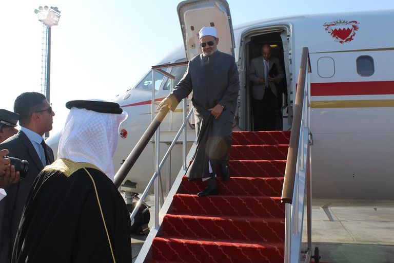 الشيخ خالد بن علي آل خليفة وزير العدل والشئون الإسلامية بالبحريني يقبل رأس الشيخ الأزهر