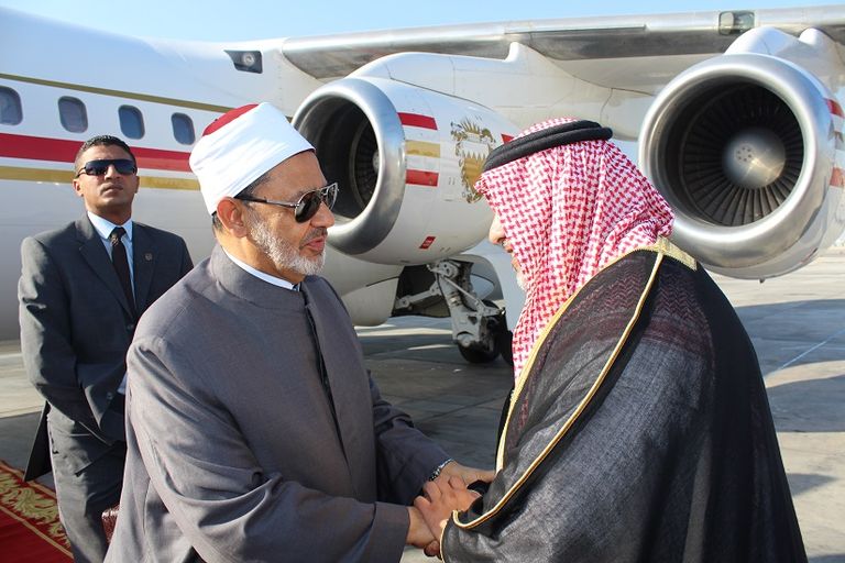 الشيخ خالد بن علي آل خليفة وزير العدل والشئون الإسلامية بالبحريني يقبل رأس الشيخ الأزهر