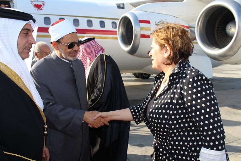 الشيخ خالد بن علي آل خليفة وزير العدل والشئون الإسلامية بالبحريني يقبل رأس الشيخ الأزهر