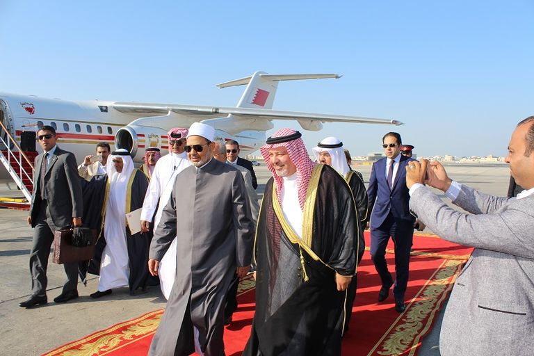 الشيخ خالد بن علي آل خليفة وزير العدل والشئون الإسلامية بالبحريني يقبل رأس الشيخ الأزهر