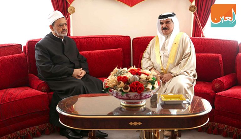 شيخ الأزهر أحمد الطيب وملك البحرين حمد بن عيسى خلال لقائهما بالمنامة