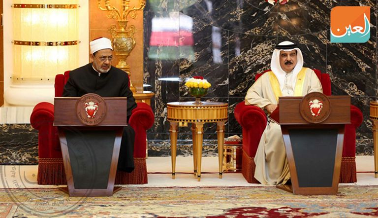 شيخ الأزهر أحمد الطيب وملك البحرين حمد بن عيسى خلال لقائهما بالمنامة