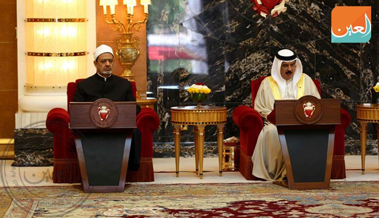 شيخ الأزهر أحمد الطيب وملك البحرين حمد بن عيسى خلال لقائهما بالمنامة