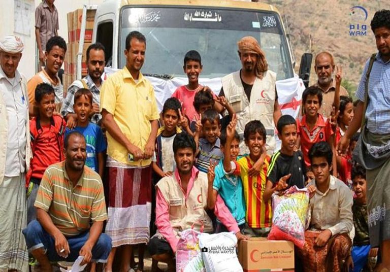فرق الهلال الأحمر توزع 4 آلاف سلة غذائية باليمن