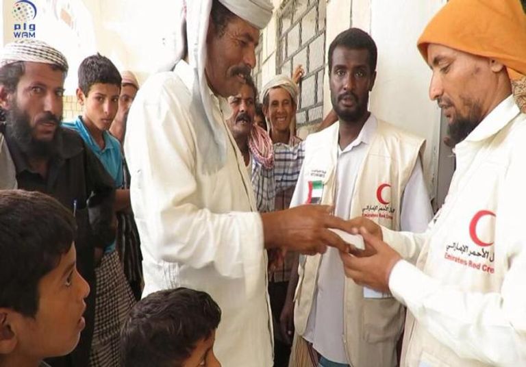 فرق الهلال الأحمر توزع 4 آلاف سلة غذائية باليمن