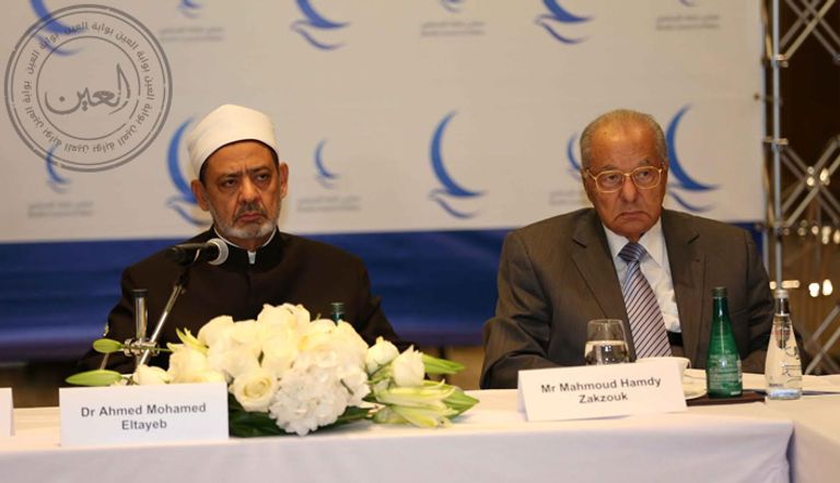 الدكتور أحمد الطيب خلال الاجتماع في المنامة