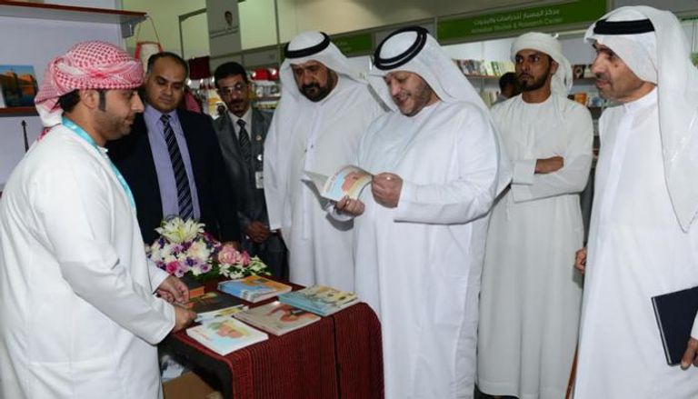 الشيخ سعيد بن طحنون آل نهيان في خلال زيارته للمعرض 