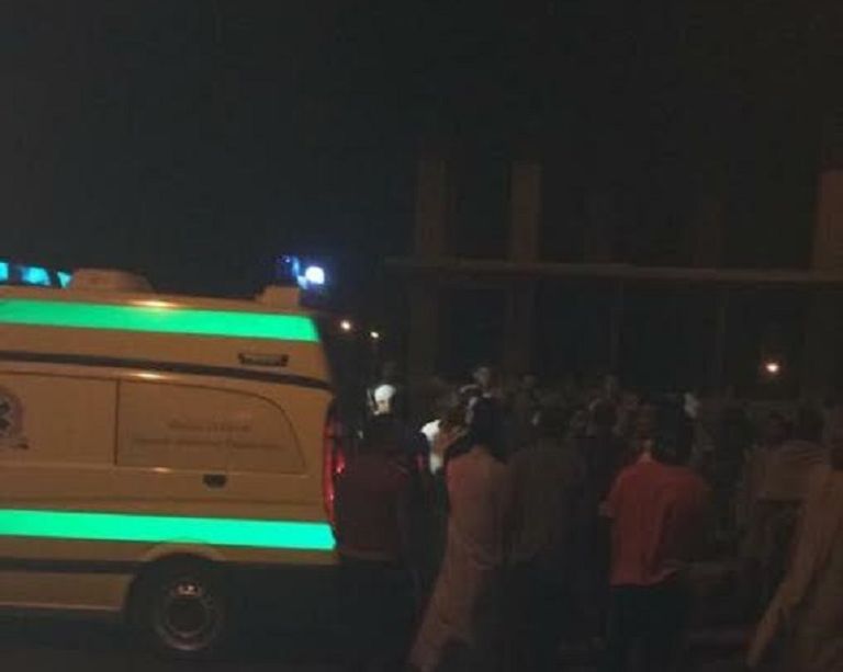 سيارات الإسعاف هرعت لموقع الحادث مشهد من موقع الحادث