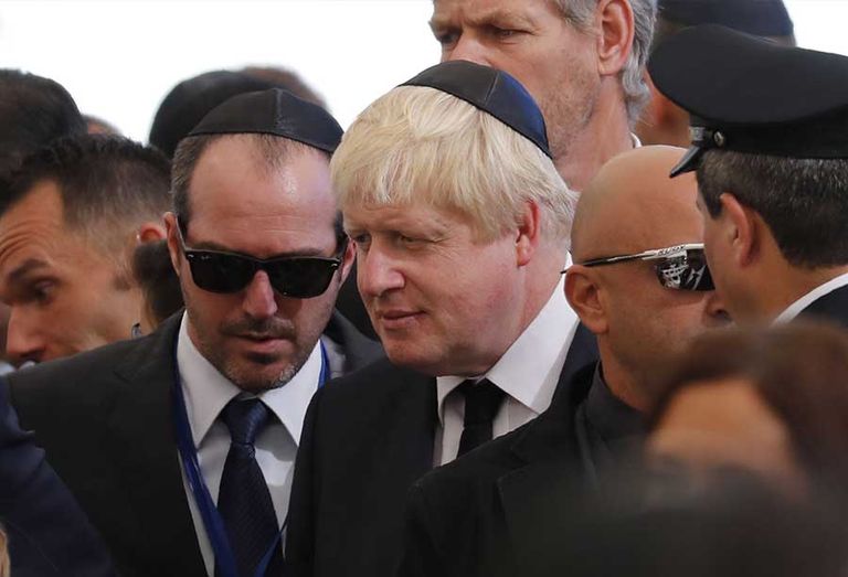 أوباما مرتديا القلنسوة اليهودية