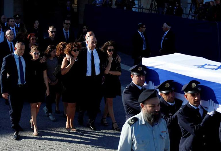 أوباما مرتديا القلنسوة اليهودية